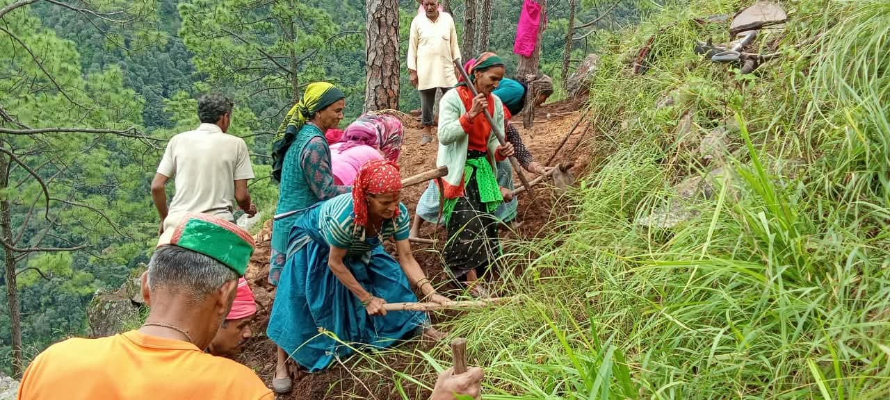 आश्वासन से तंग आकर खुद खोदनी शुरू की सड़क, दो दिन में 26 मीटर खोद डाली